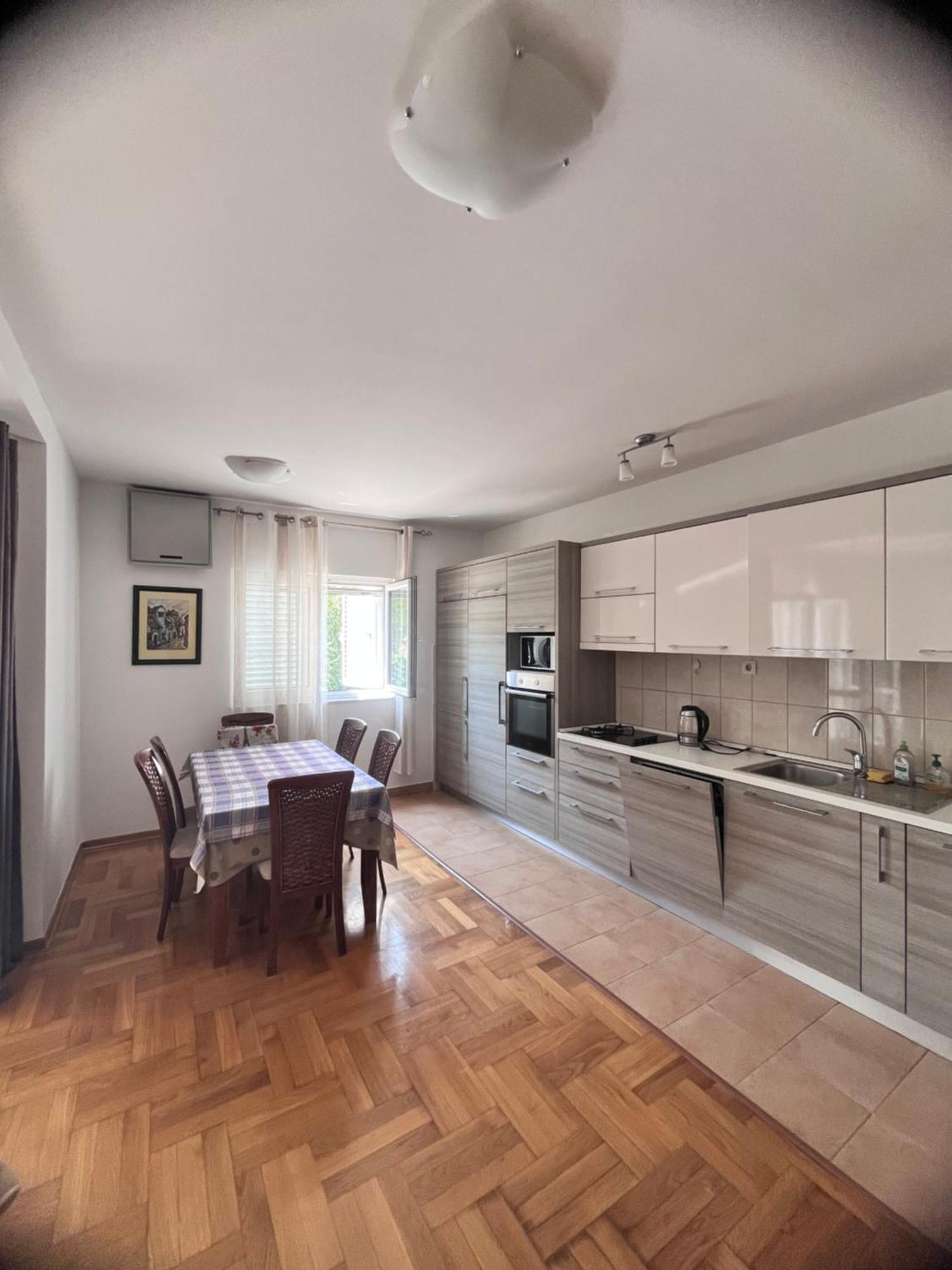 Apartment Belani, Own Parking Tivat Exterior photo